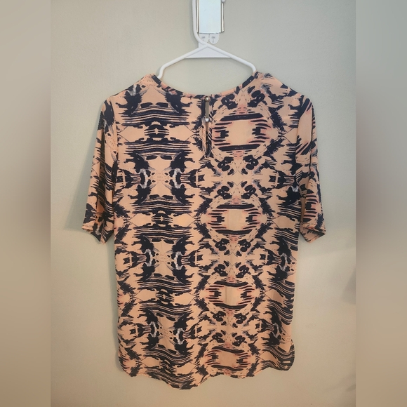 EVERLY Size small Peach Abstract Design top - Picture 4 of 6